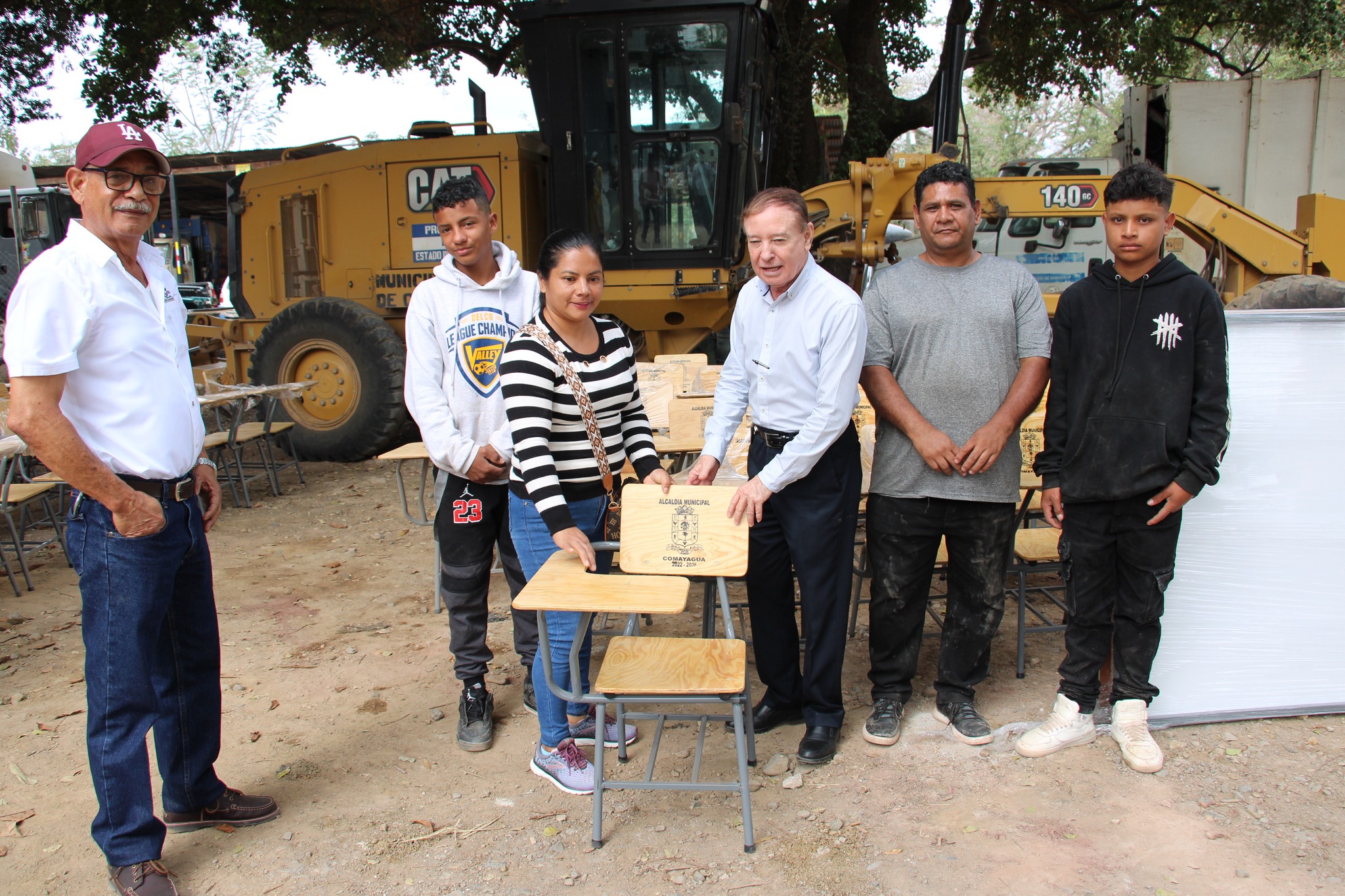 Alcaldía de Comayagua realiza entrega masiva de mobiliario escolar y pizarras a centros educativos del municipio