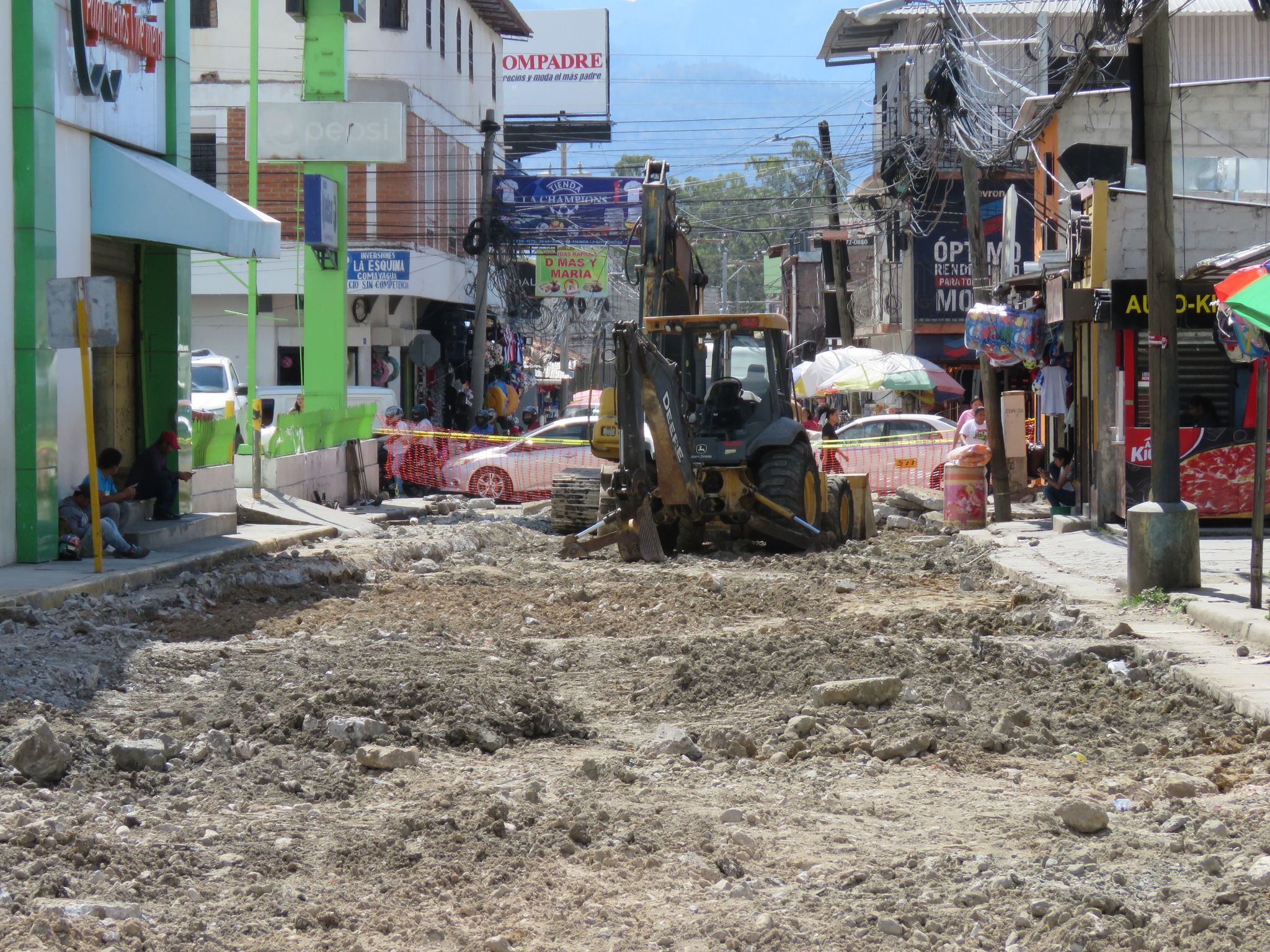 Alcaldía de Comayagua inicia construcción de pavimento en calle que conduce desde laboratorios Clinibac hasta el monumento a La Madre  