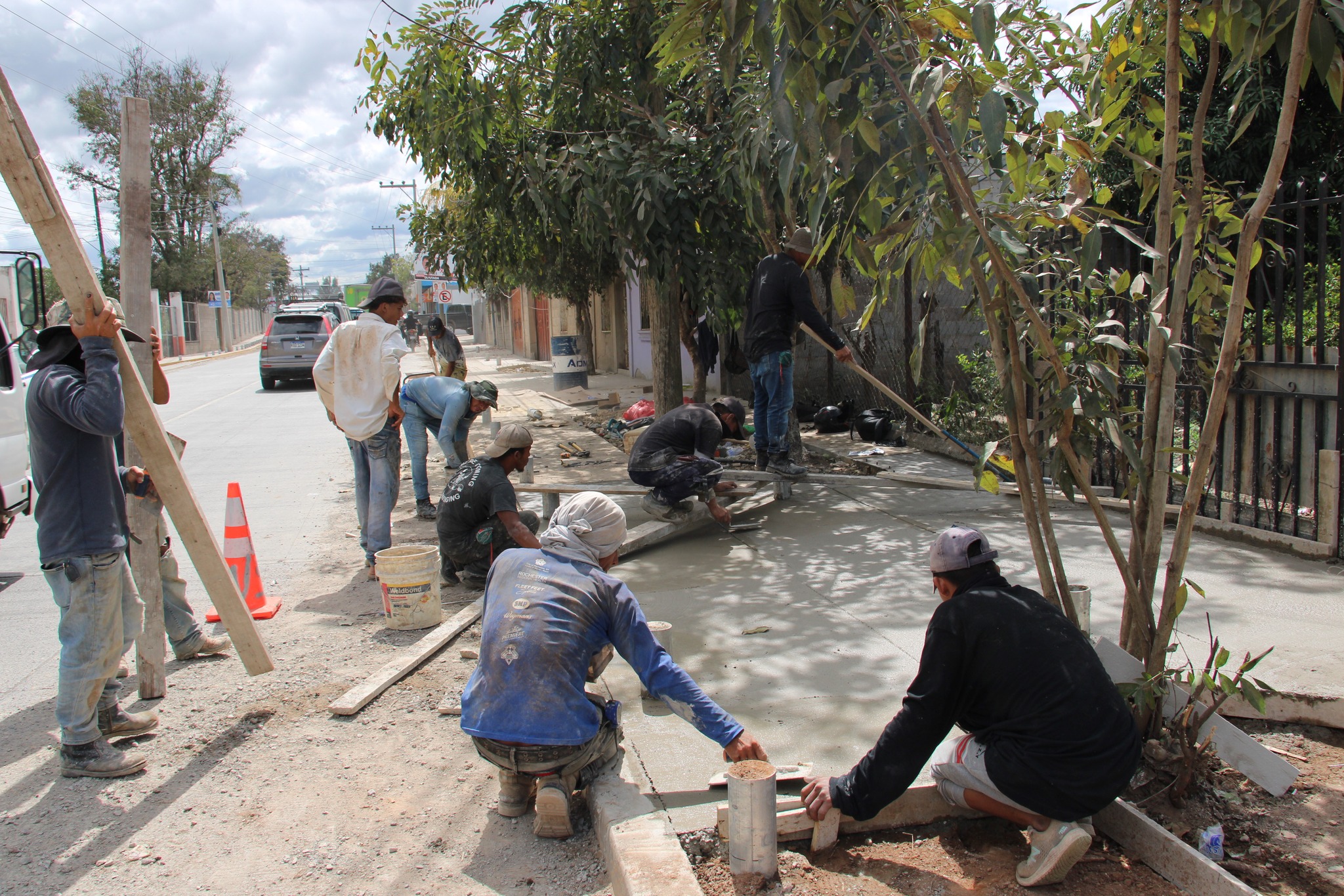 Alcaldìa de Comayagua construye aceras en la calle que conduce desde la Terminal de Transporte hacia la salida del municipio de Ajuterique