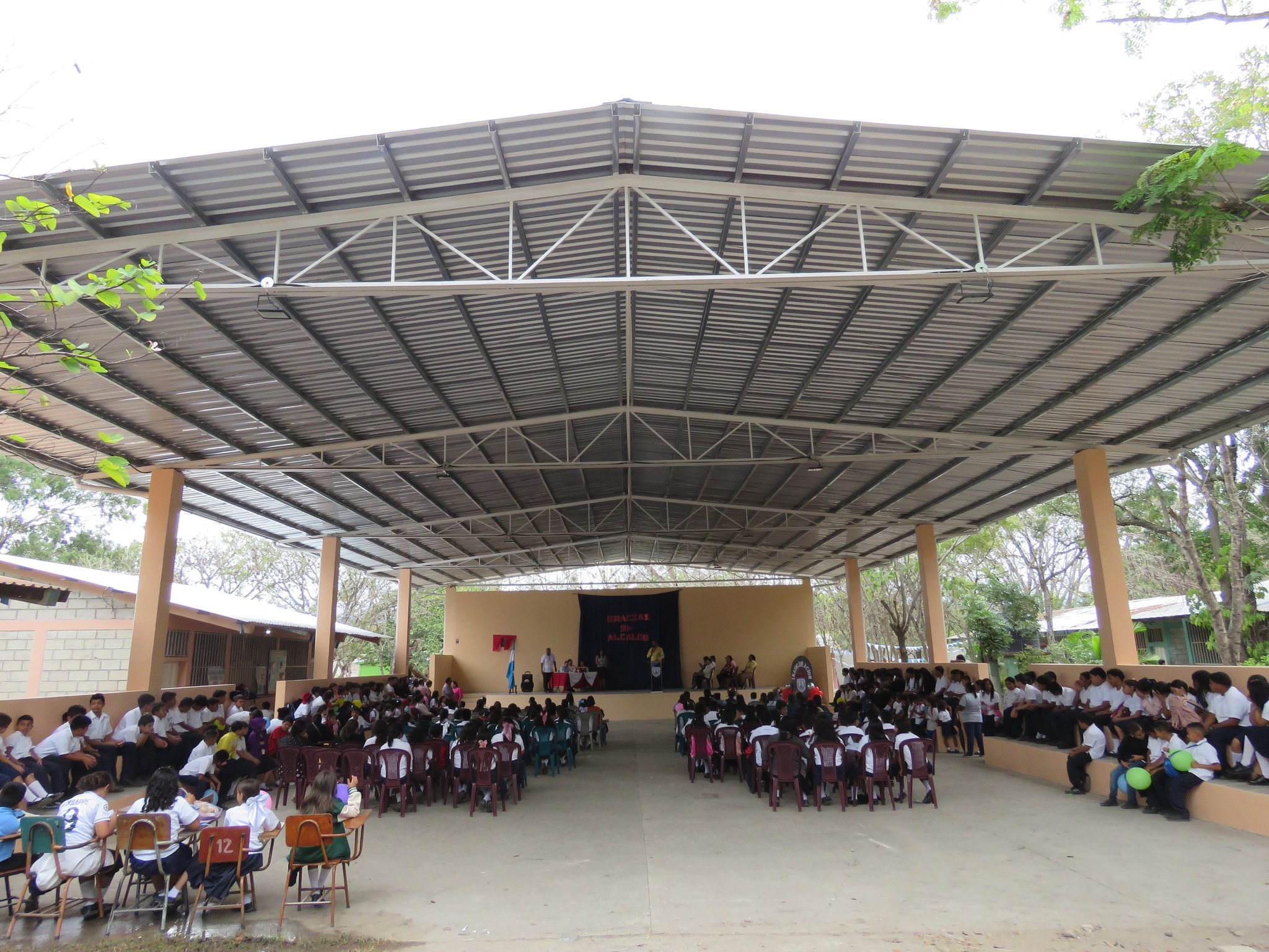 Alcaldía  de Comayagua inaugura amplio auditorio en el Centro de Educación Básica Iván Betancourth