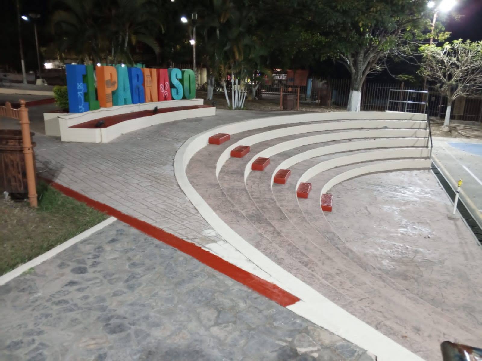 Donación de pinturas para mejorar el área recreativa en el Parnaso