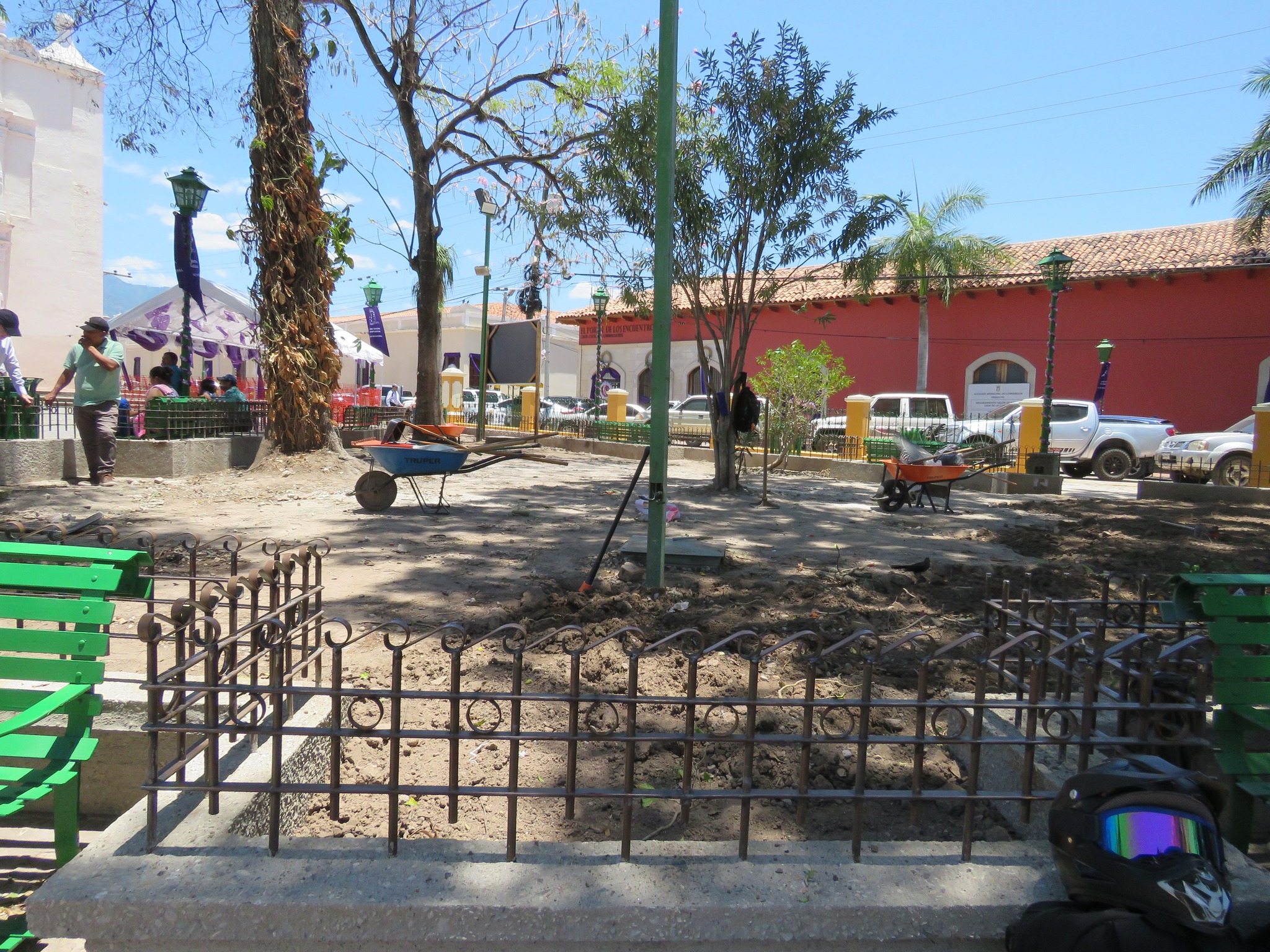 Alcaldía de Comayagua remoza plaza central León Alvarado por daños a las jardineras