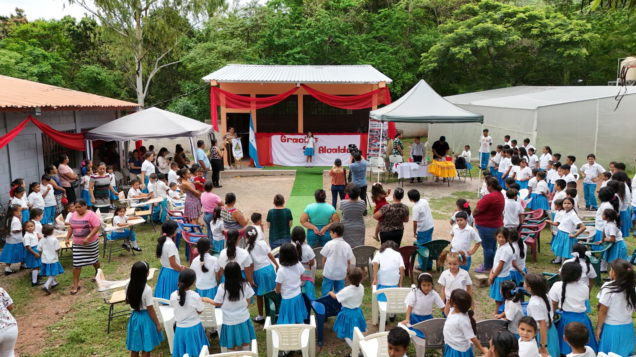 Alcalde Carlos Miranda inaugura moderna Aula Escolar en la Esc. Leoncio S. Valle