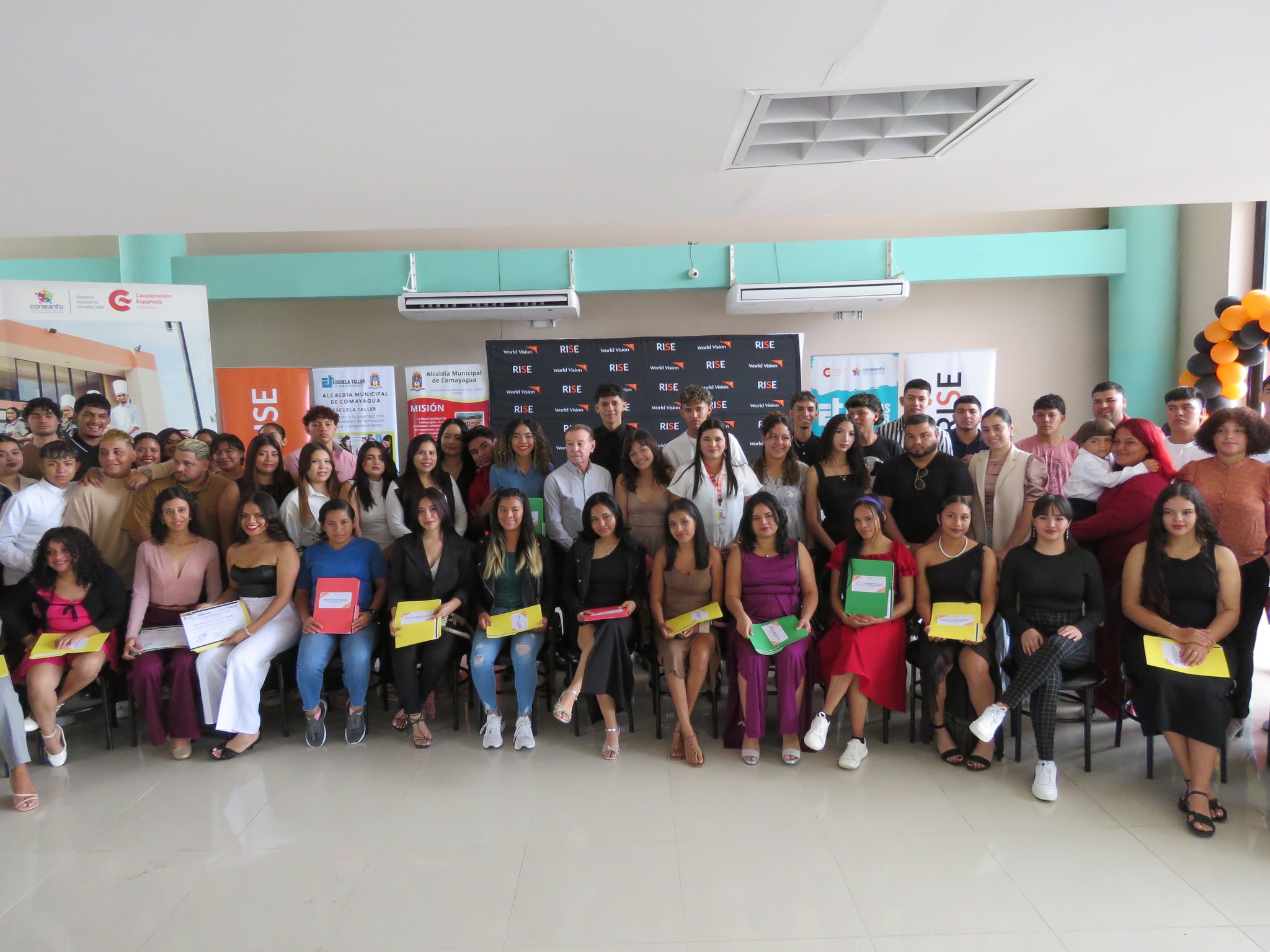 Alcaldía de Comayagua y Word Visión certifican a 85 jóvenes en Fortalecimiento de Habilidades Blandas