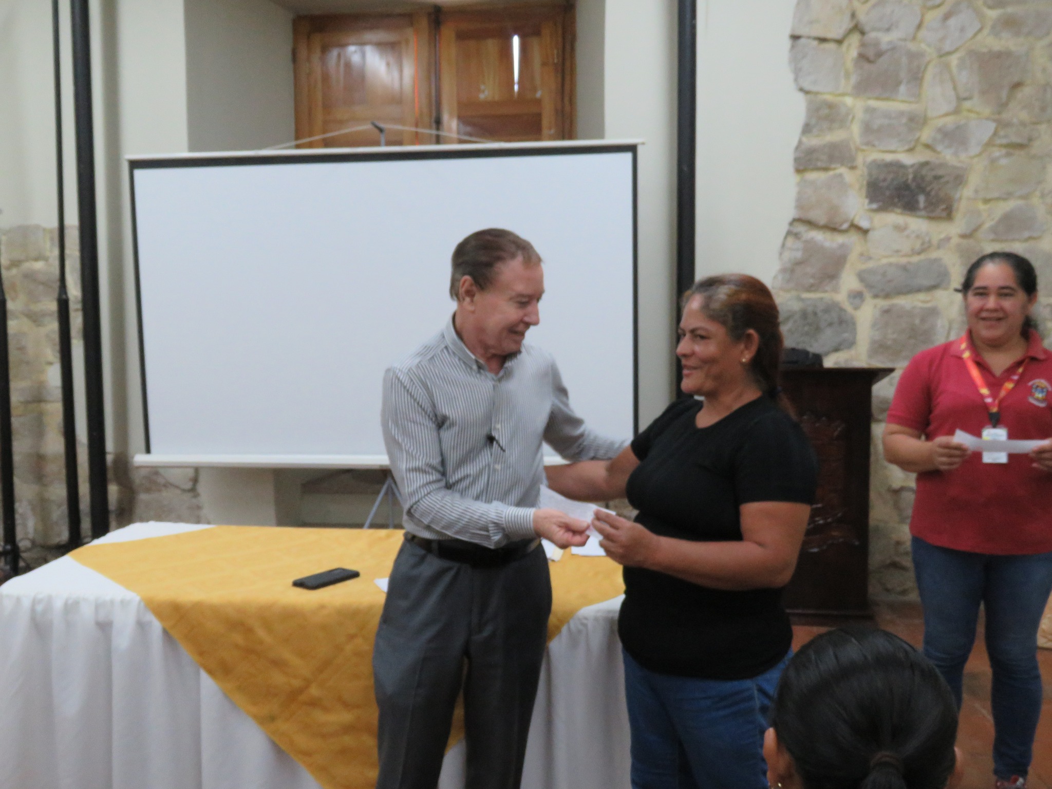 Alcaldía de Comayagua continúa beneficiando a gran cantidad de jóvenes estudiantes con bono educativo