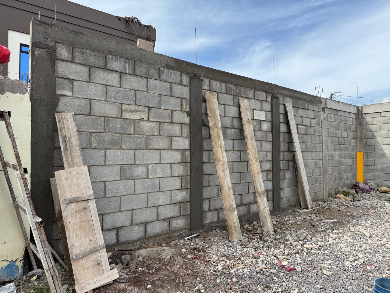 Con apoyo ciudadano, Catastro de Siguatepeque reconstruye muro perimetral