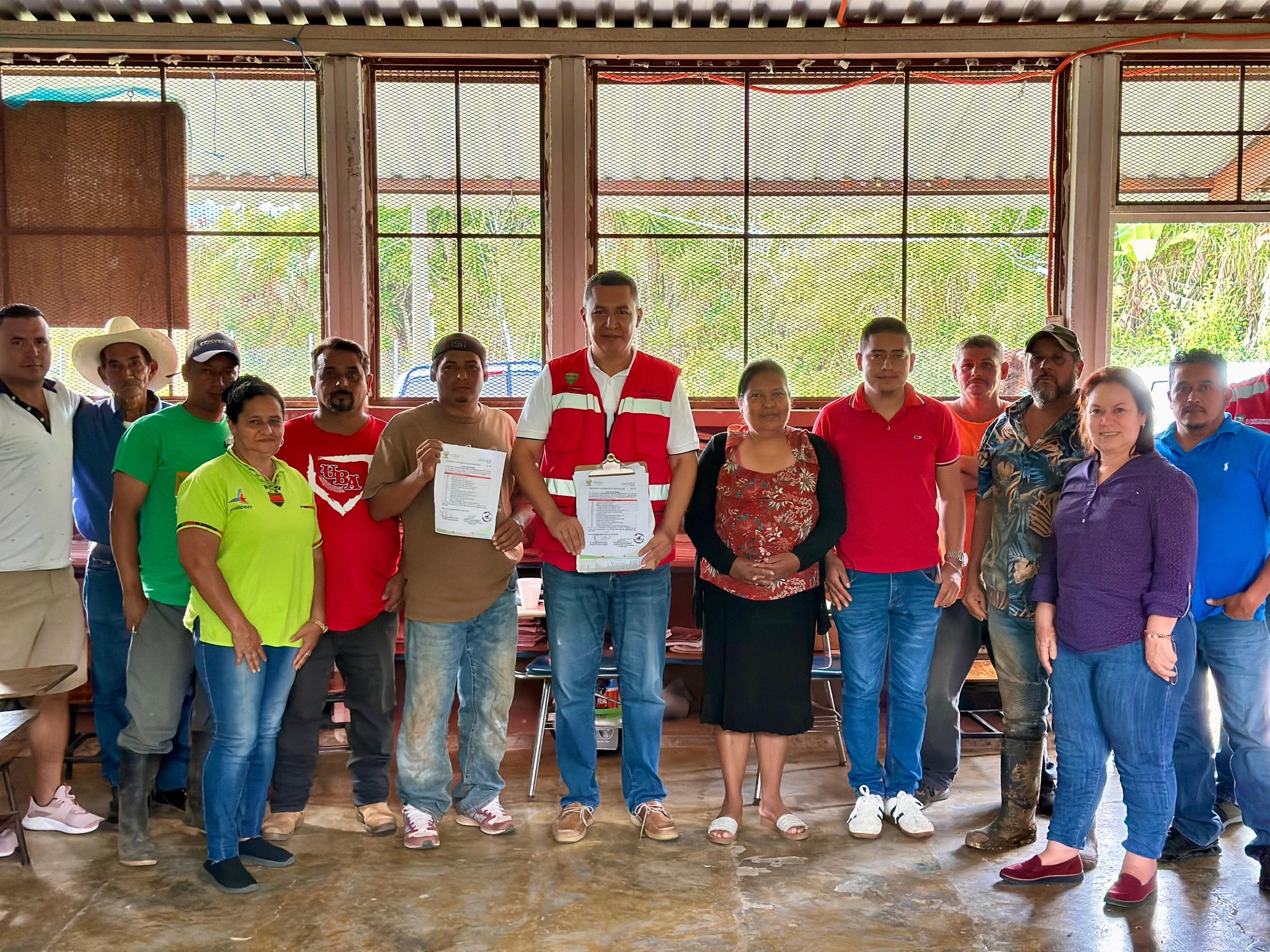 Entrega de materiales para almacenamiento de agua en Mirimpe