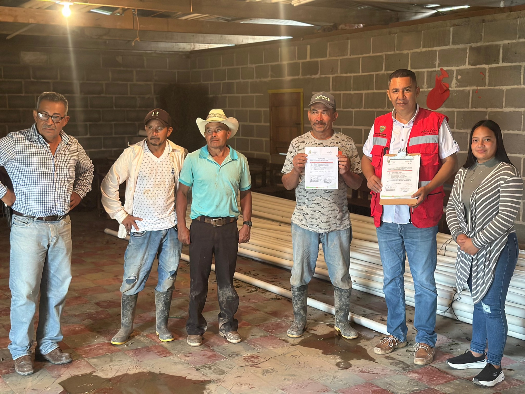 Entrega de materiales en Aldea Buena Vista, Río Bonito